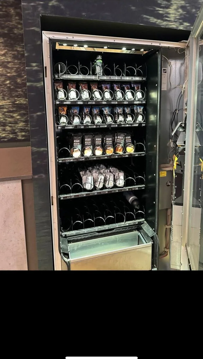 Automat mit Proteinriegeln & Getränken
