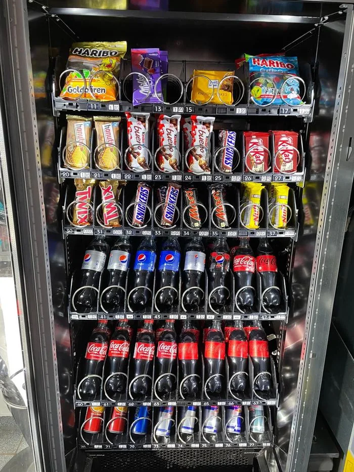 Snack- & Getränkeautomat mit Süßigkeiten