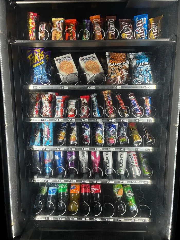 Snack- & Getränkeautomat mit Süßigkeiten