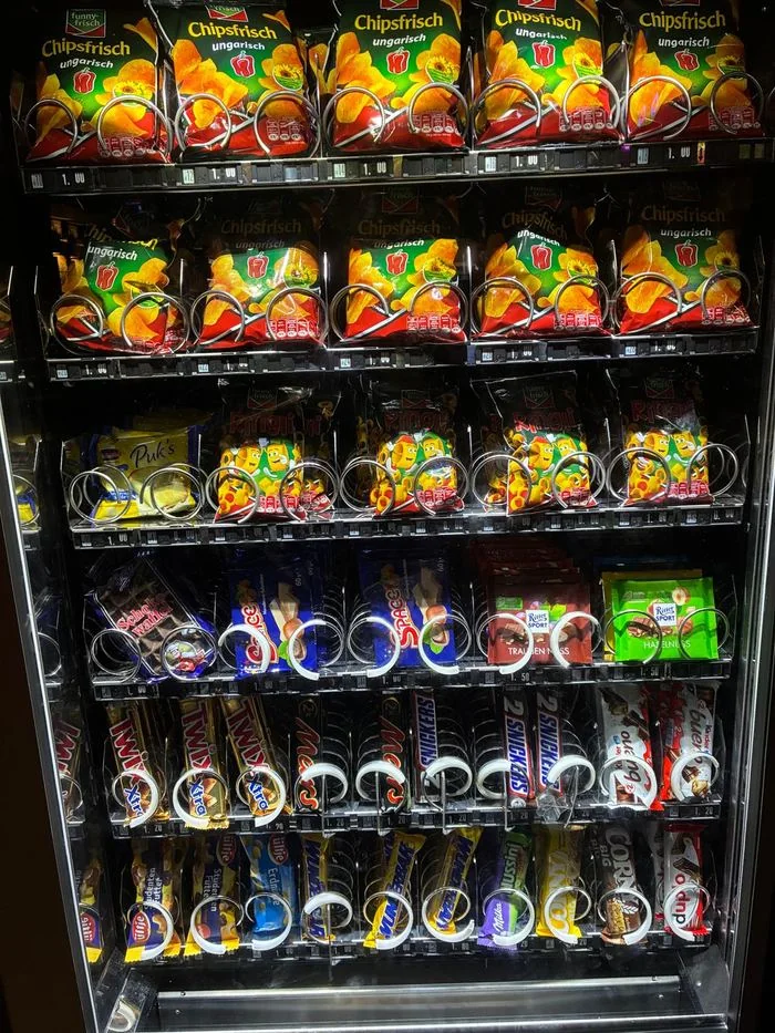 Snackautomat mit Chips & Riegeln