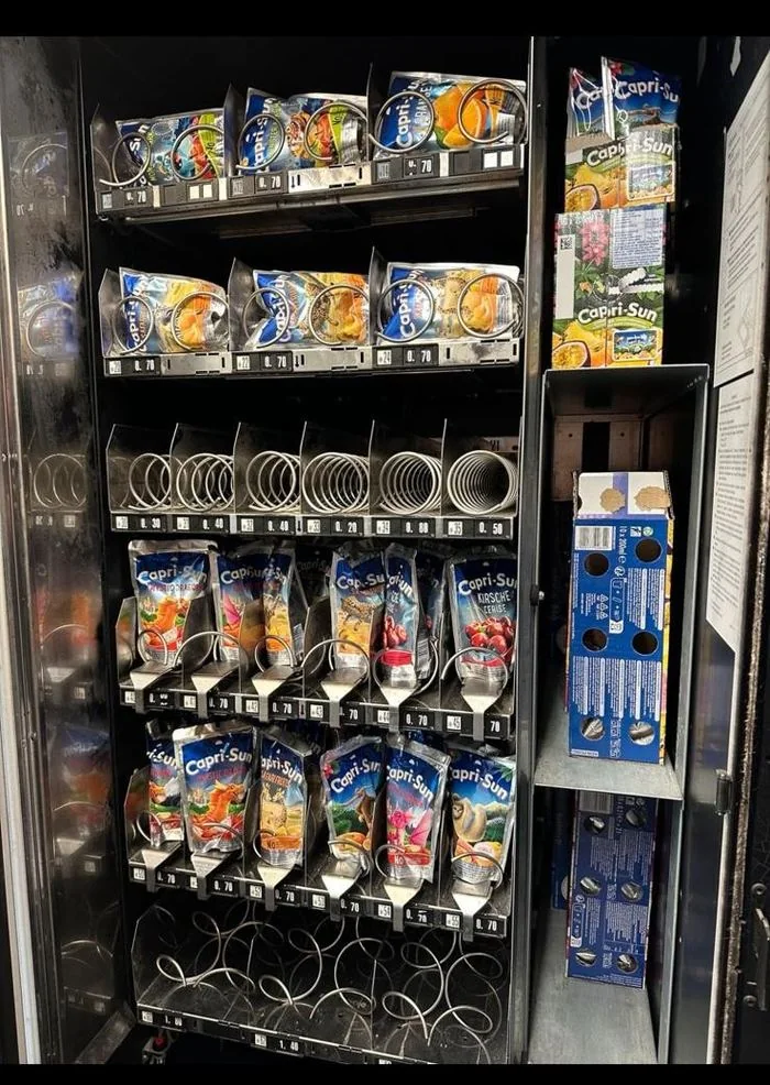 Automat mit Getränkebeuteln & Snacks